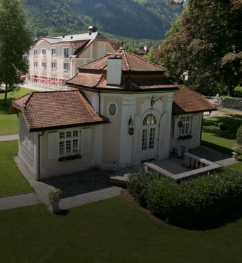 Luftaufnahme vom Schloss Kurhotel Strobl am Wolfgangsee